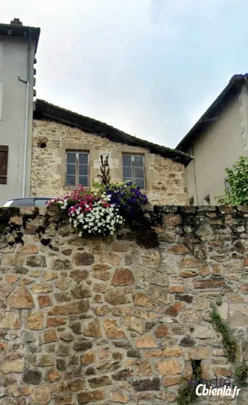 Photo 4 - Parking à Rochechouart
