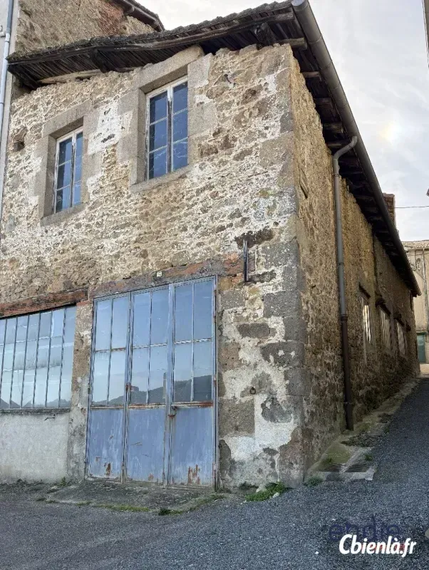 Photo 2 - Parking à Rochechouart