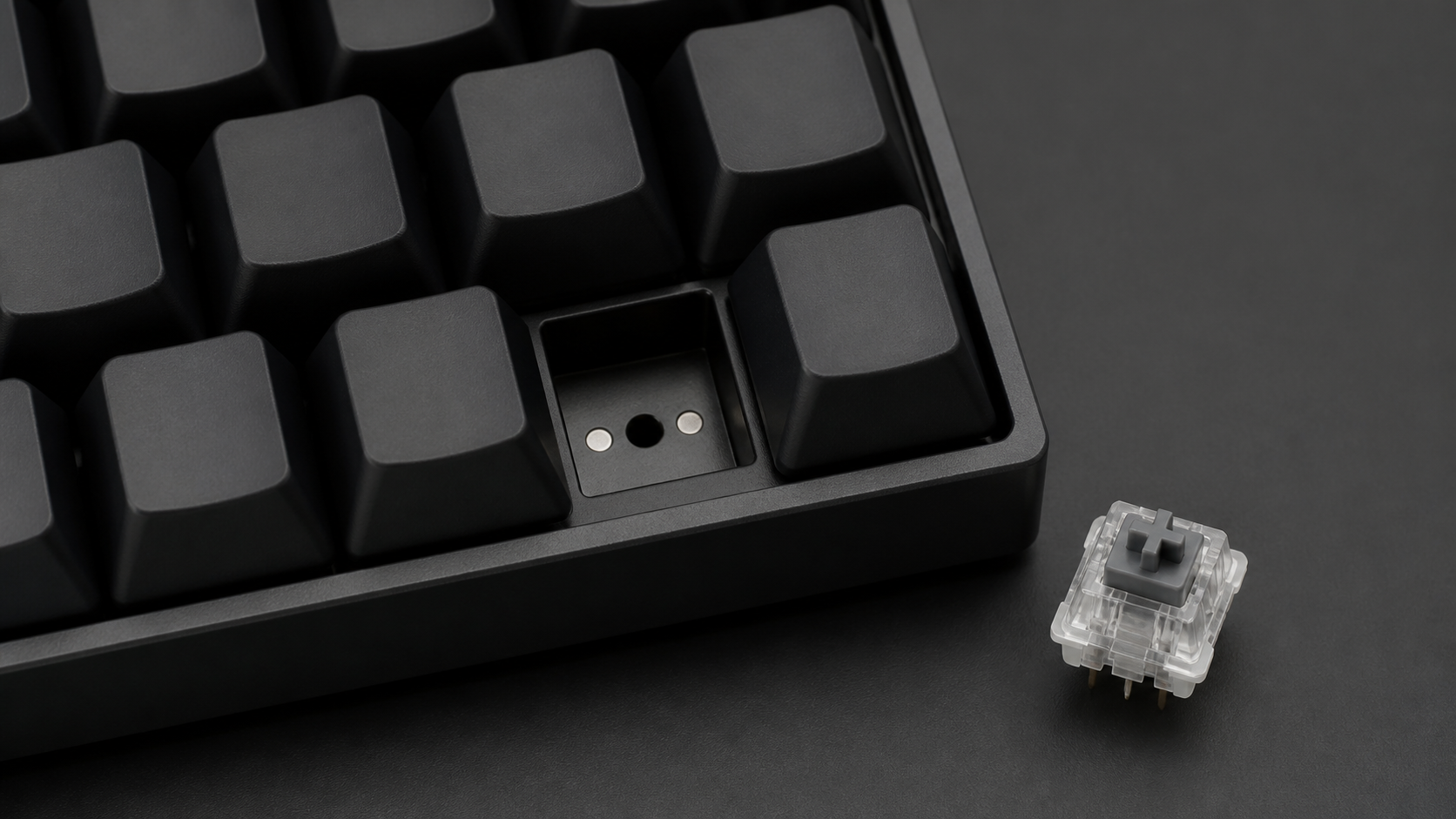 無刻印キーボードの空ソケットと交換用メカニカルスイッチを示す保守性の概念写真