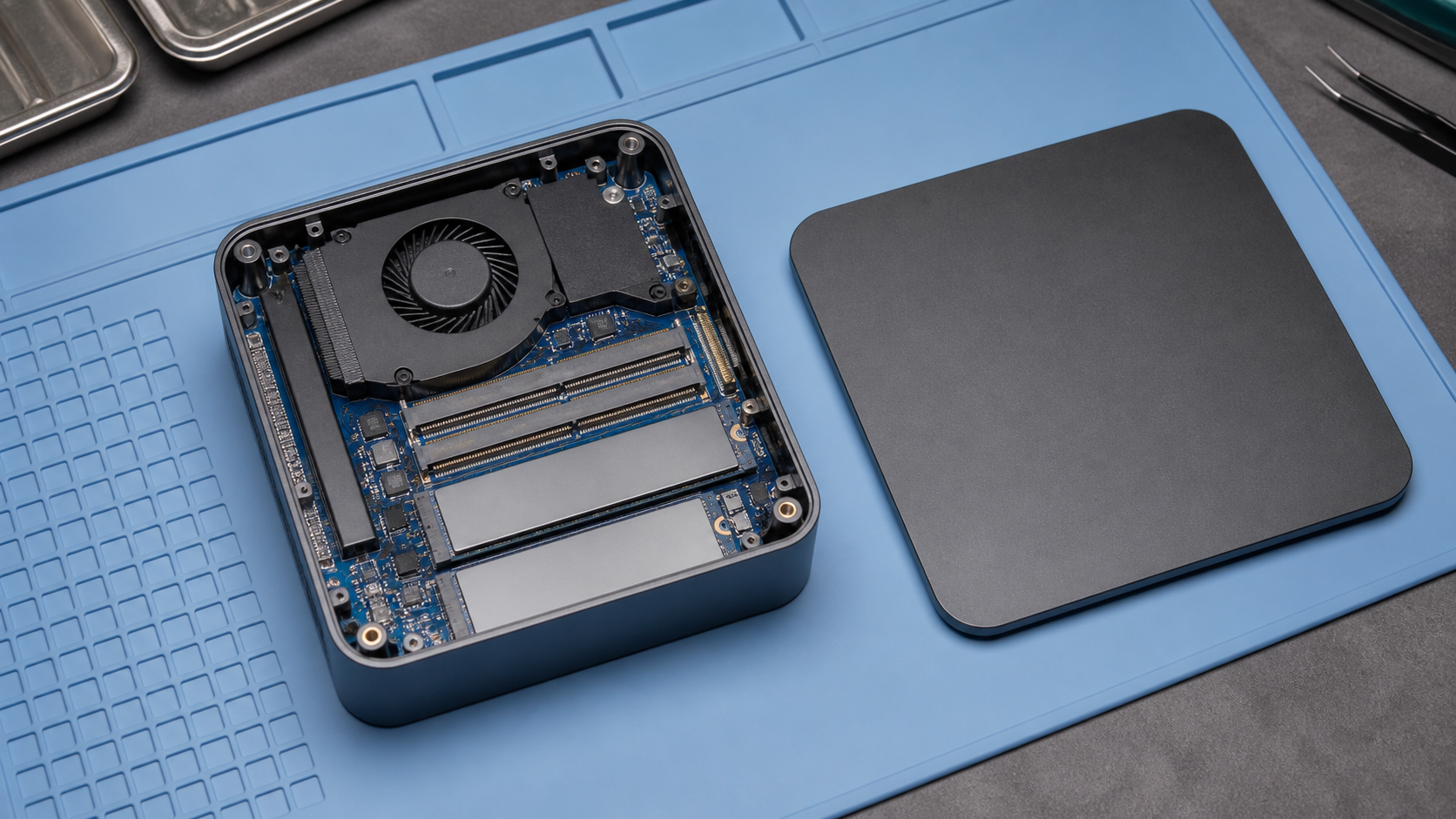 小型PC内部の2基のメモリースロットと2基のM.2ストレージ区画を示した編集画像