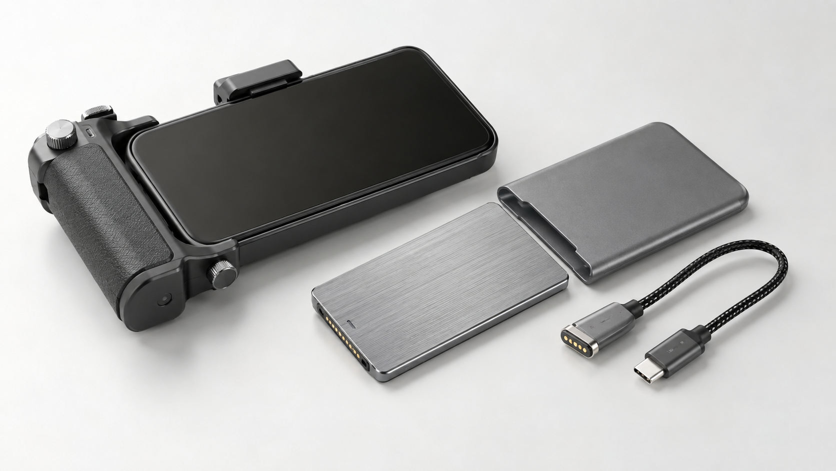 スマホ撮影グリップの横に薄型SSDと磁気接点ケーブルを並べた構成