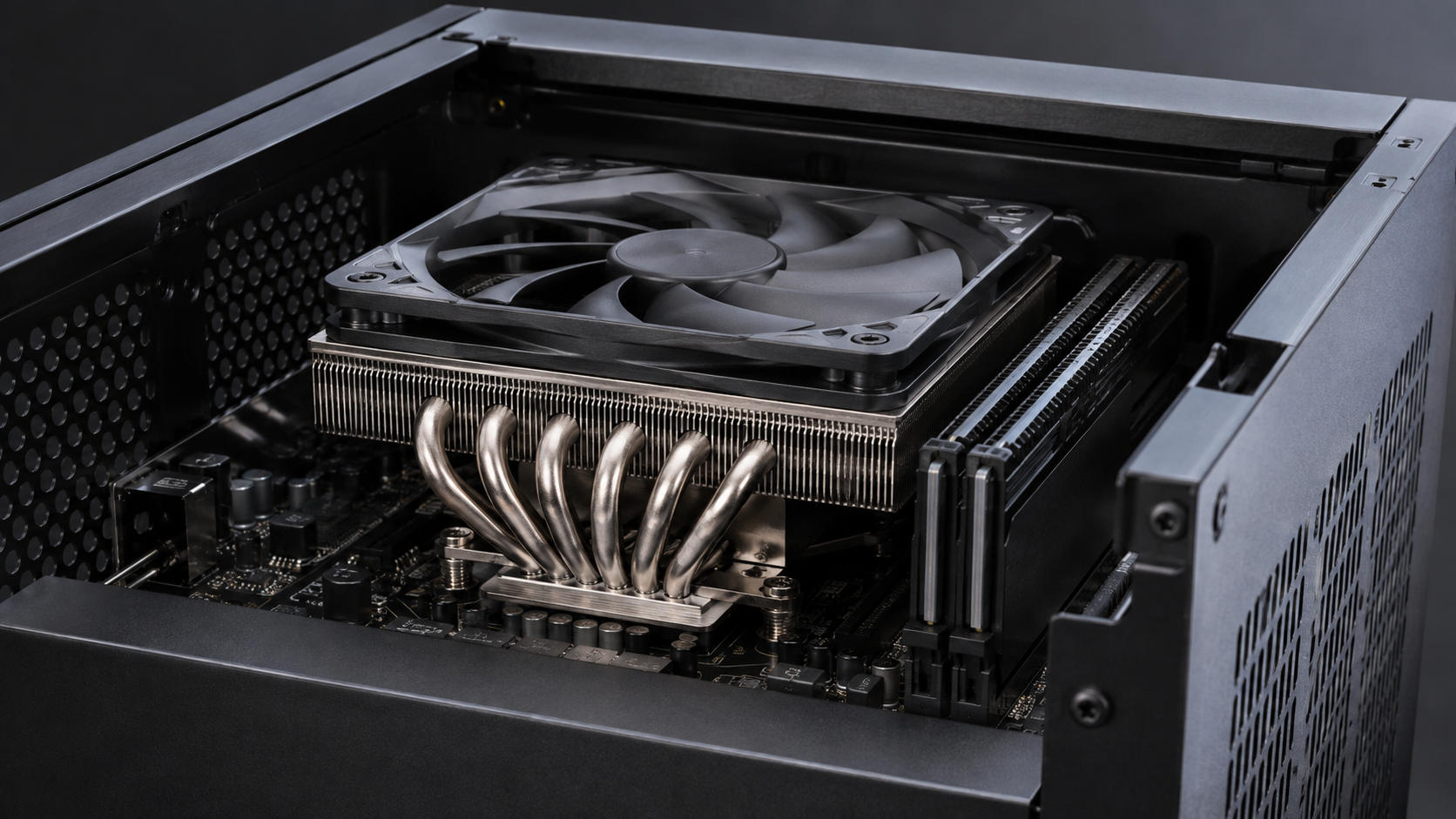 小型PCケース内に6本のヒートパイプを持つ薄型CPUクーラーを組み込んだ構成例