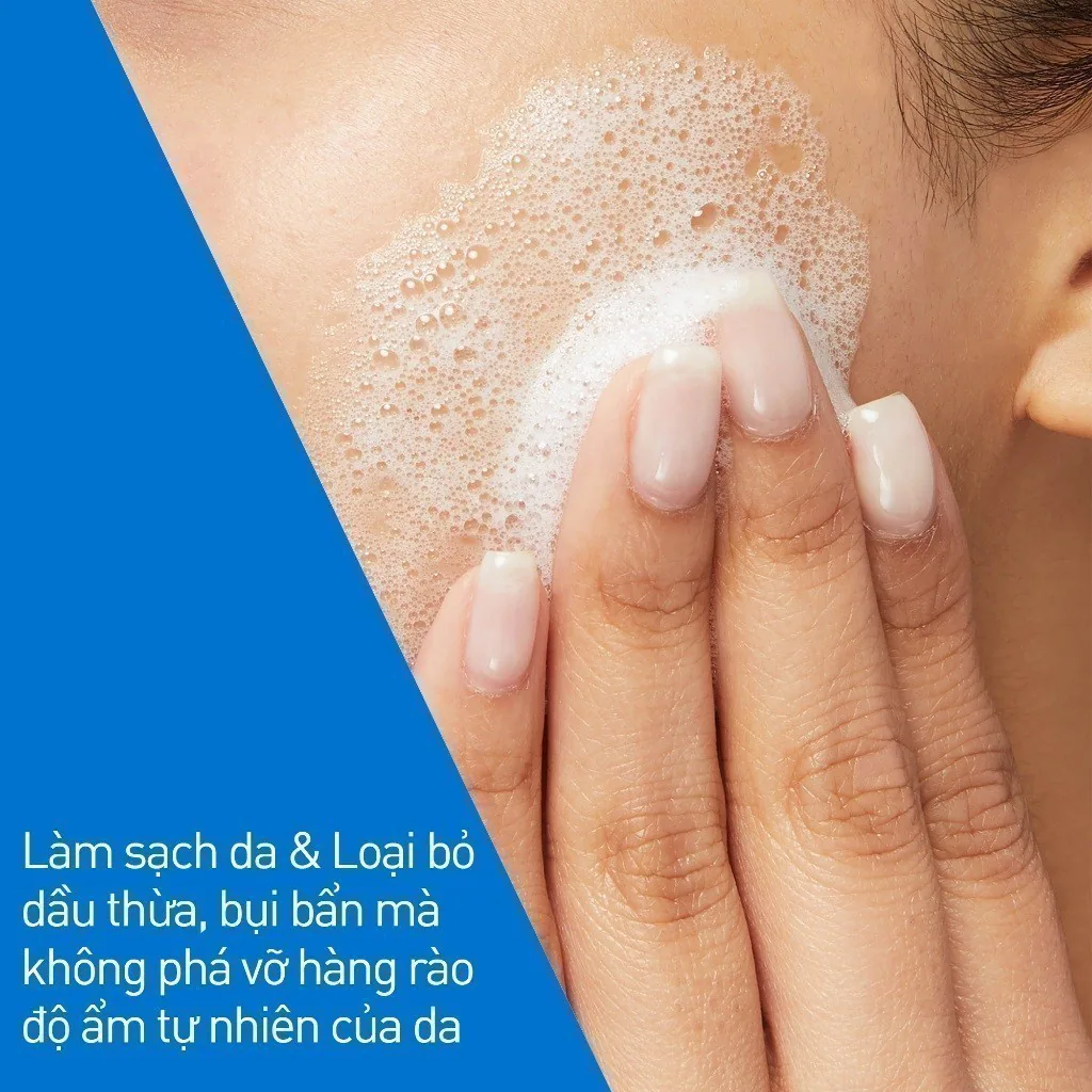 Minh họa tạo bọt và mát-xa CeraVe Foaming Cleanser nhẹ nhàng trên da mặt
