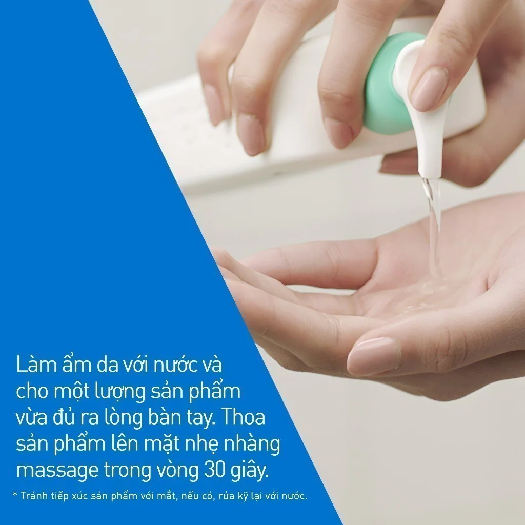 Cách lấy sữa rửa mặt CeraVe ra lòng bàn tay sau khi làm ẩm da với nước