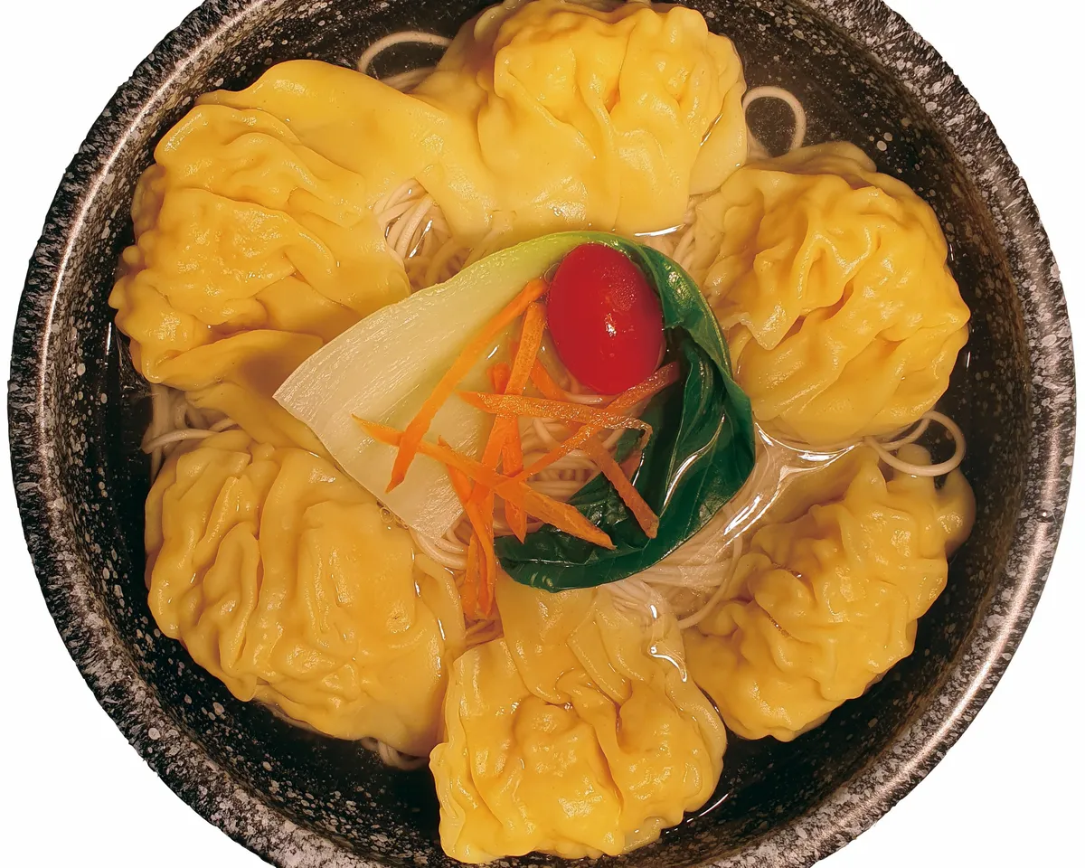 Soupe aux nouilles avec des wonton (raviolis cantonais aux crevettes et porc)