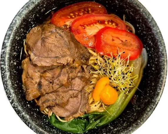 Soupe aux nouilles avec du bœuf mariné