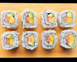 Uramaki Saumon avocat concombre mangue