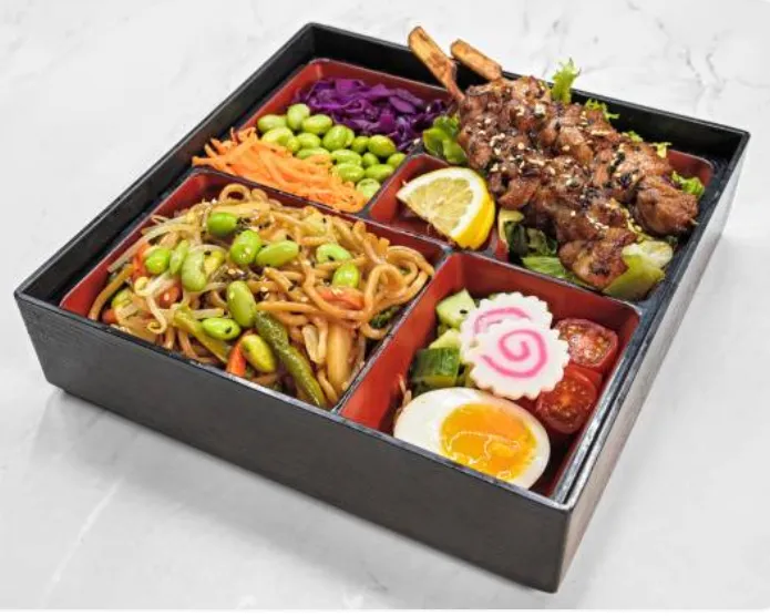 Bento Nouille sauté au légume et Brochettes de poulet (2 pièces) (halal)