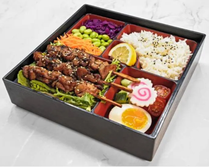 Bento Brochettes de poulet (3 pièces) (halal)