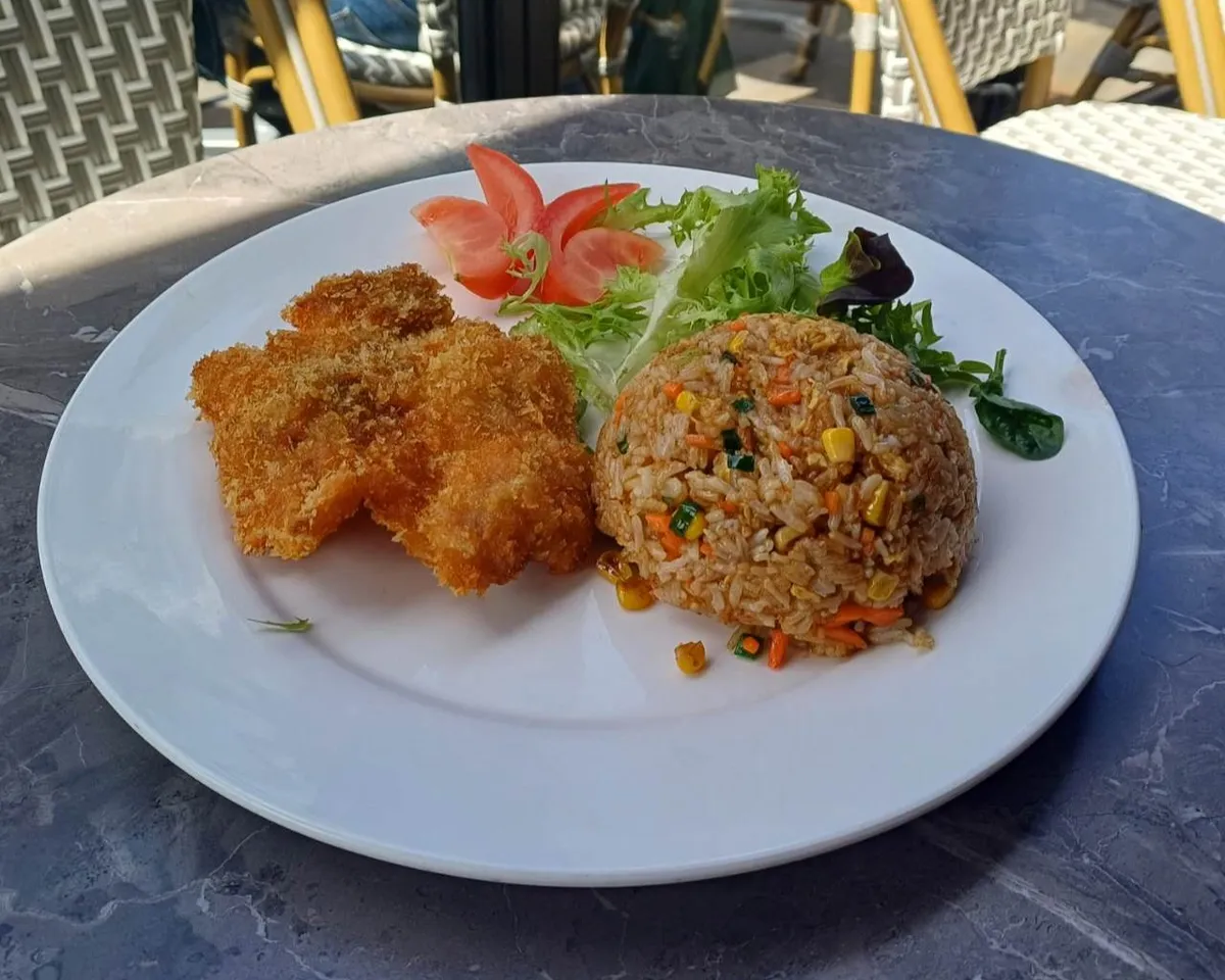 Riz sauté avec poulet frit