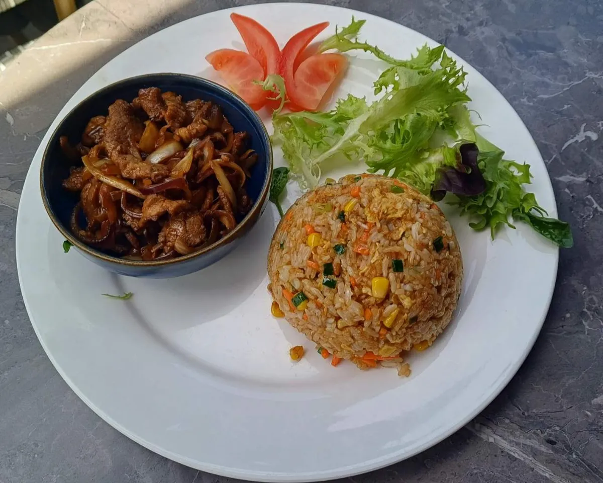 Riz sauté avec boeuf oignon