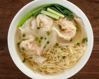 Soupe de nouilles aux raviolis de crevettes