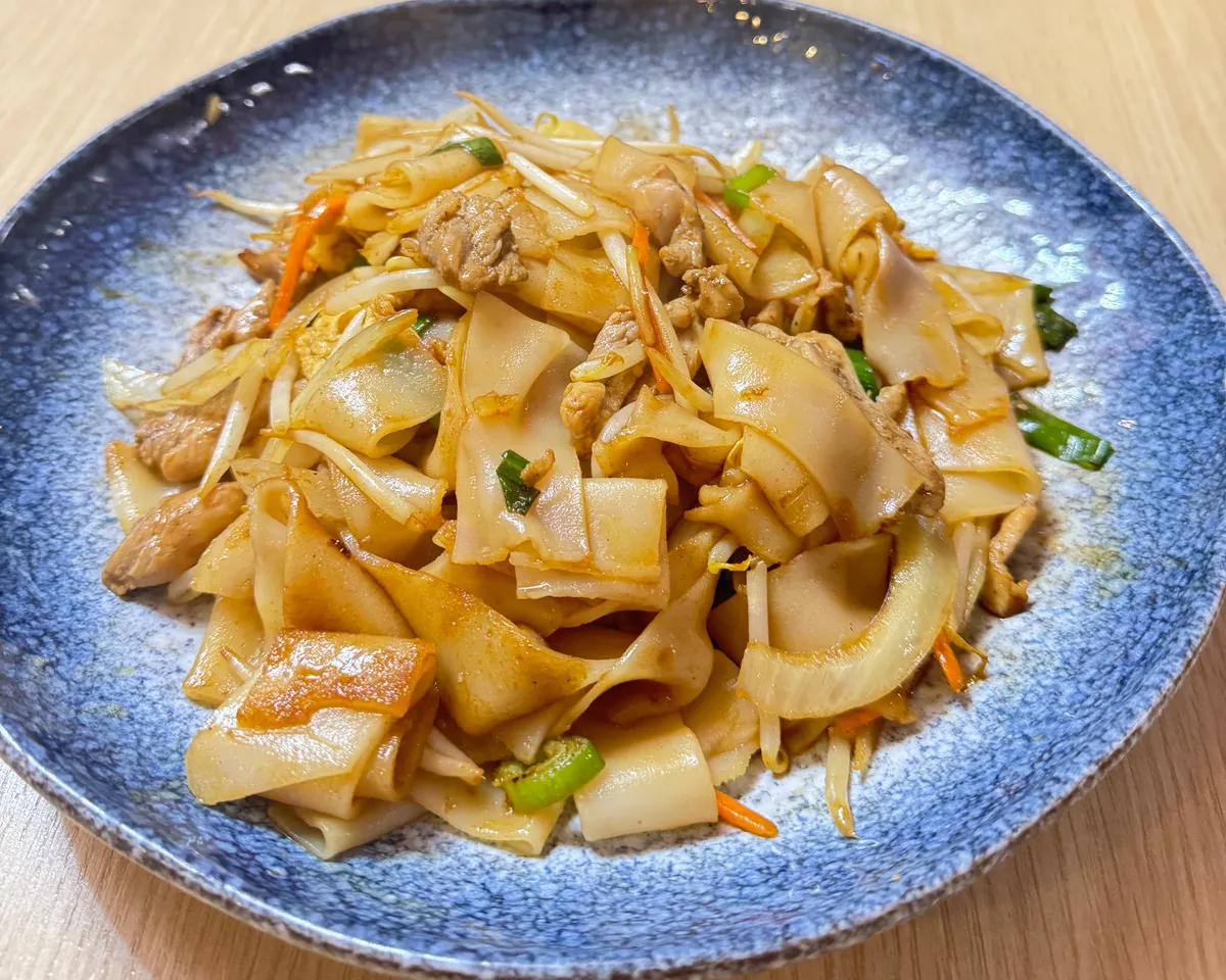 J2: Pâtes de riz sautée au poulet 