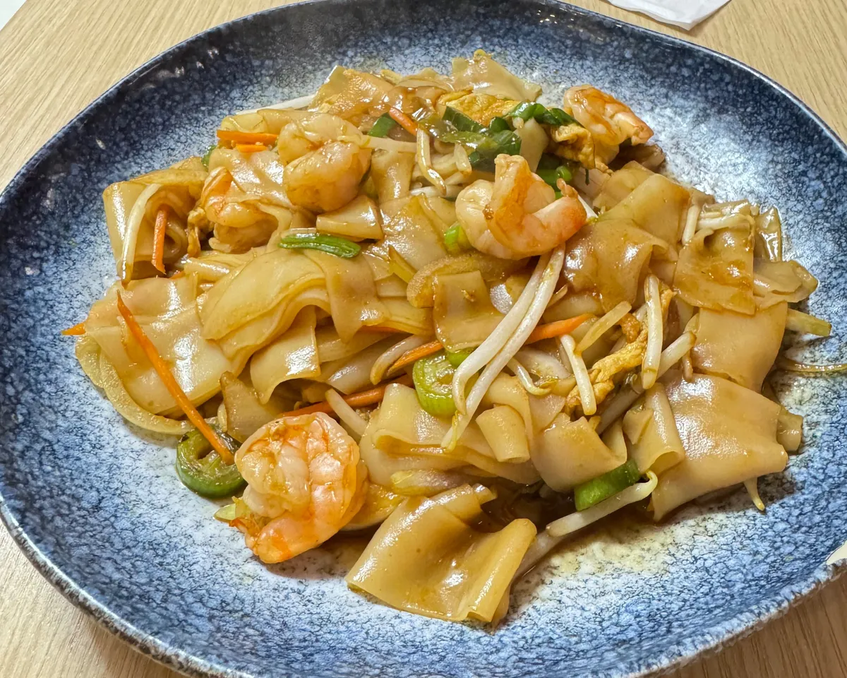 J3: Pâtes de riz sautée aux crevettes 