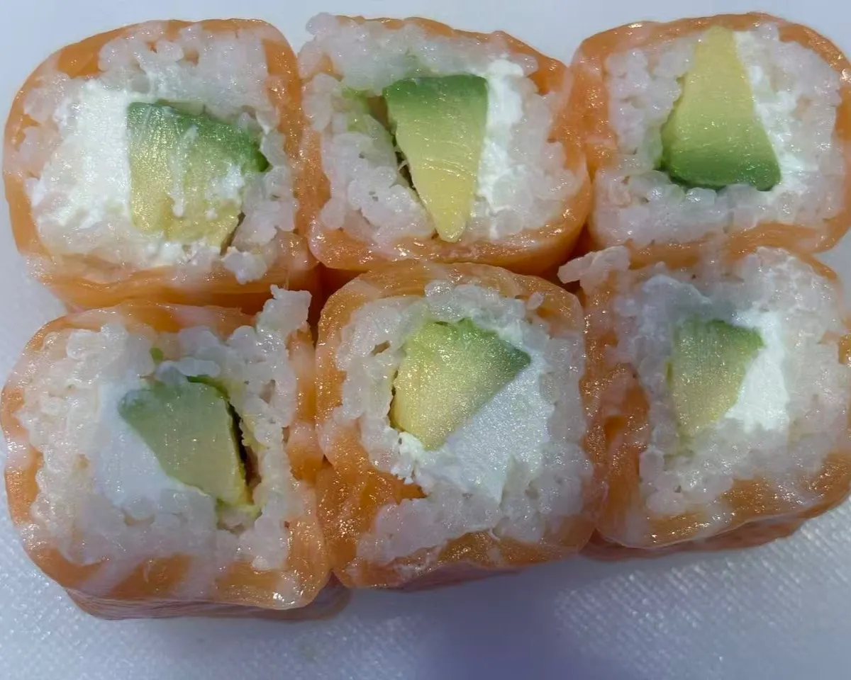 A12. Saumon roll cheese avocat