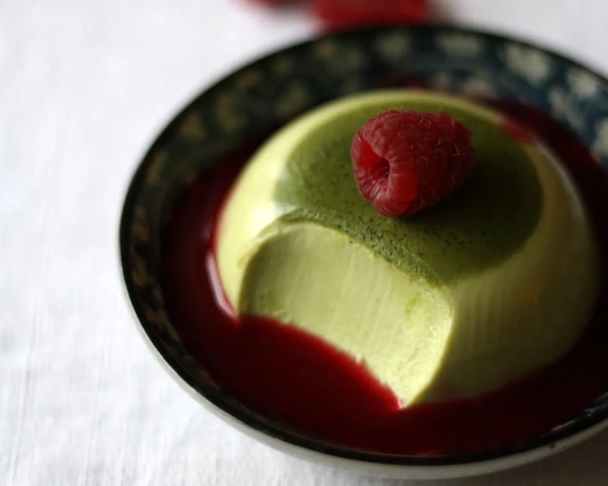 Panna cotta au thé matcha avec un coulis de fruits rouges
