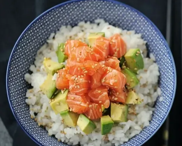 46. TARTARE SAUMON AVOCAT sur riz vinaigre