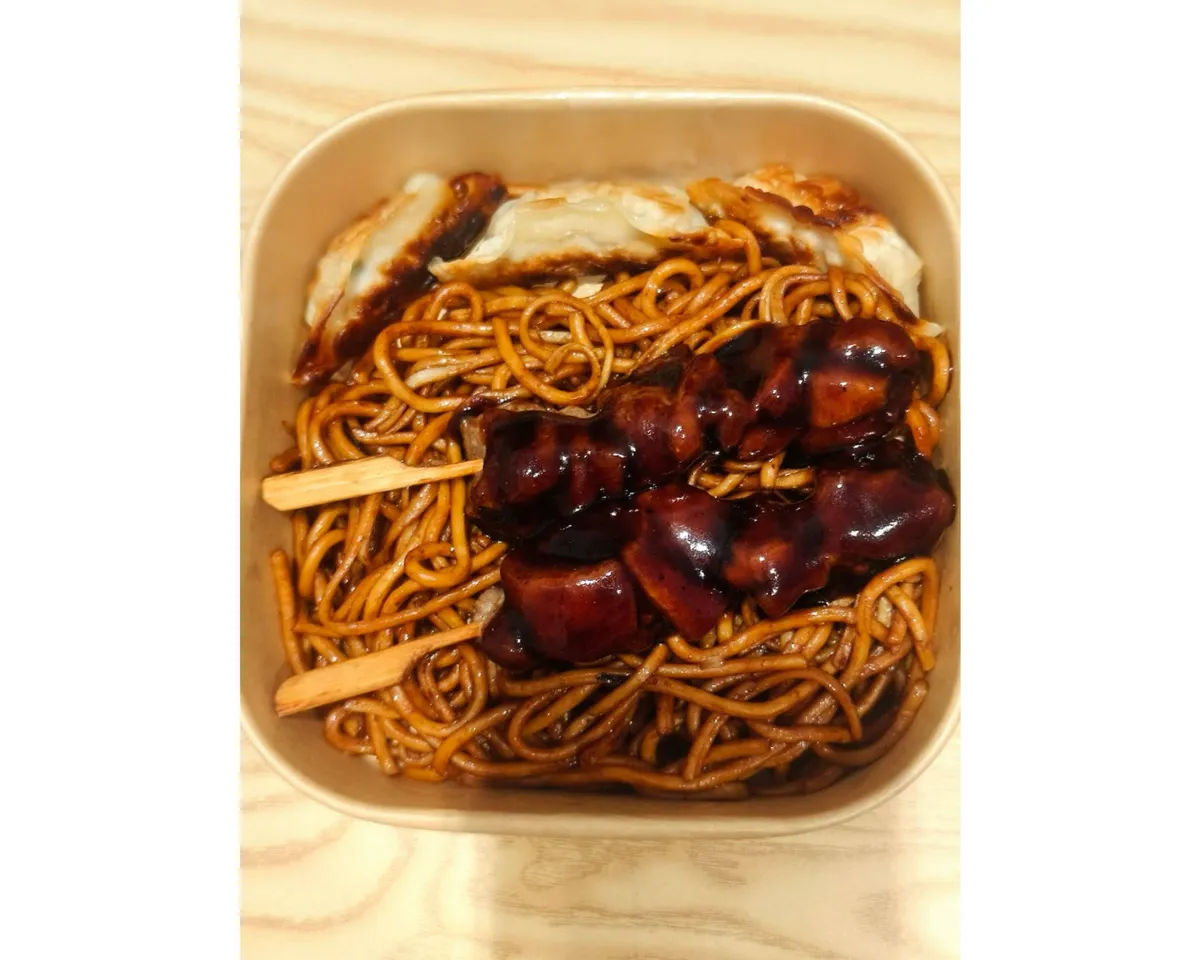 brochettes poulet avec nouille sauté