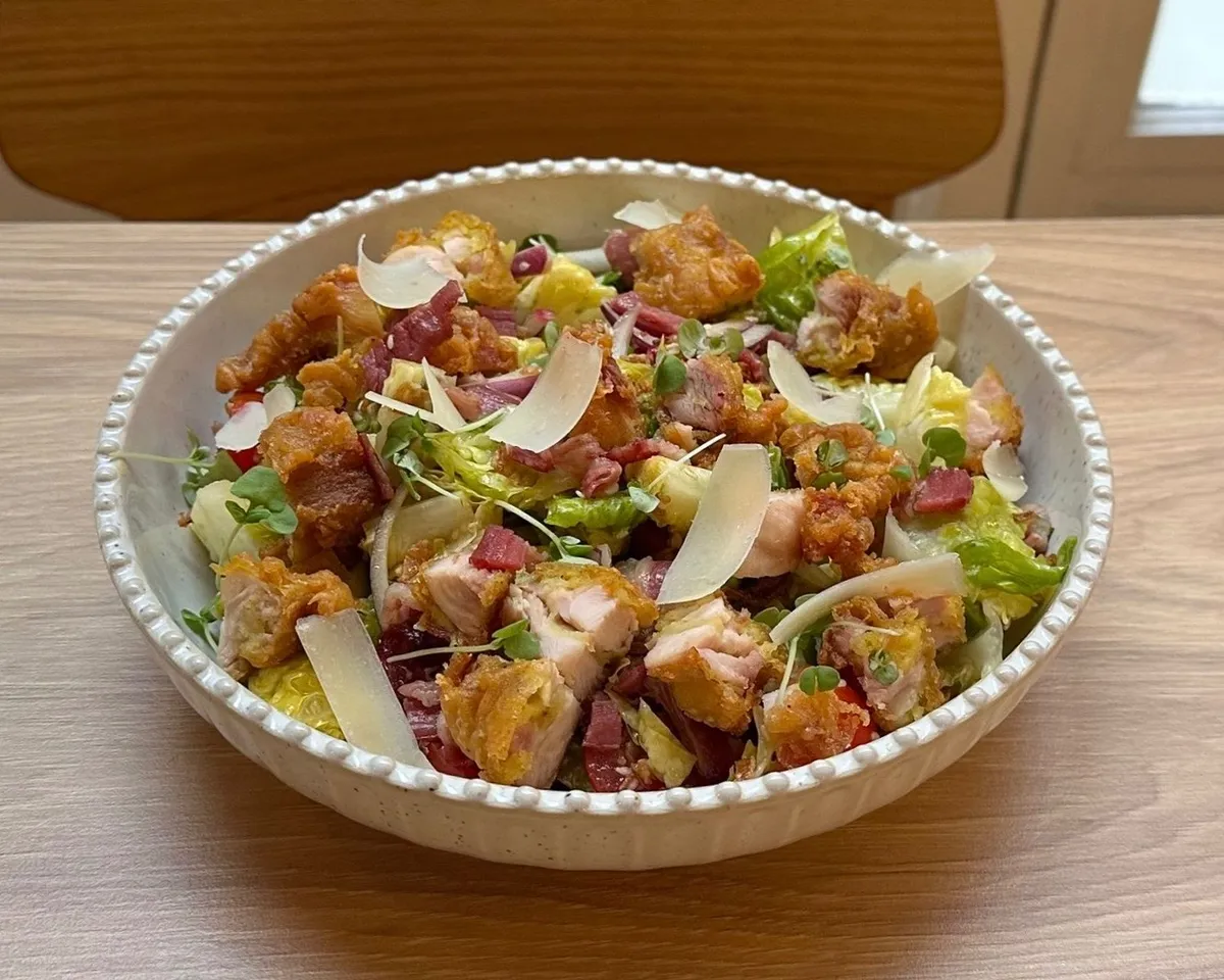 Salade au poulet frit coréen 