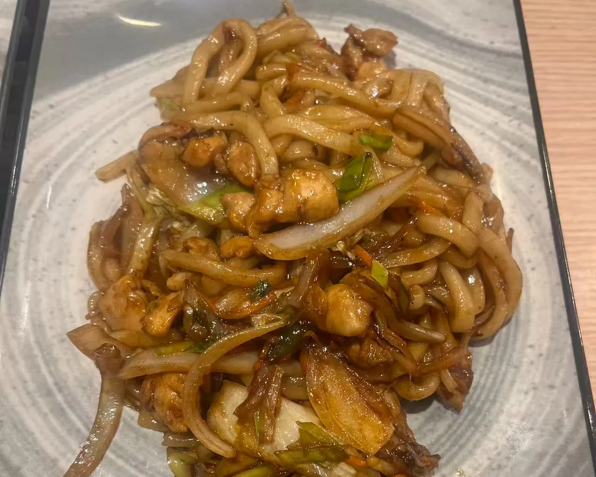 R2 Udon saute au poulet et légumes