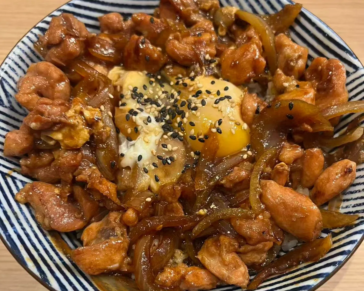R5 Poulet a la sauce japonaise sur un bol de riz
