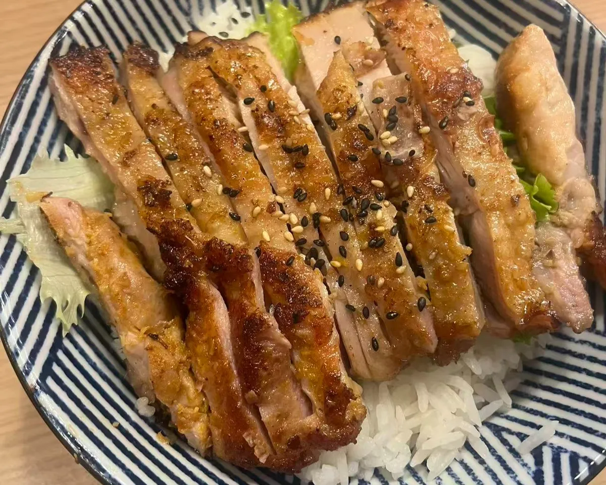 R6 Poulet a la citronnelle sur un bol de riz