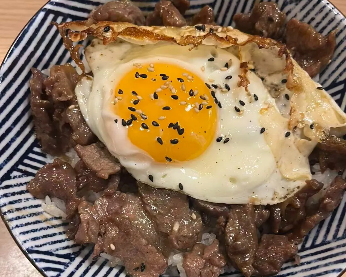 R7 Boeuf aux oignons a la sauce japonaise sur un bol de riz