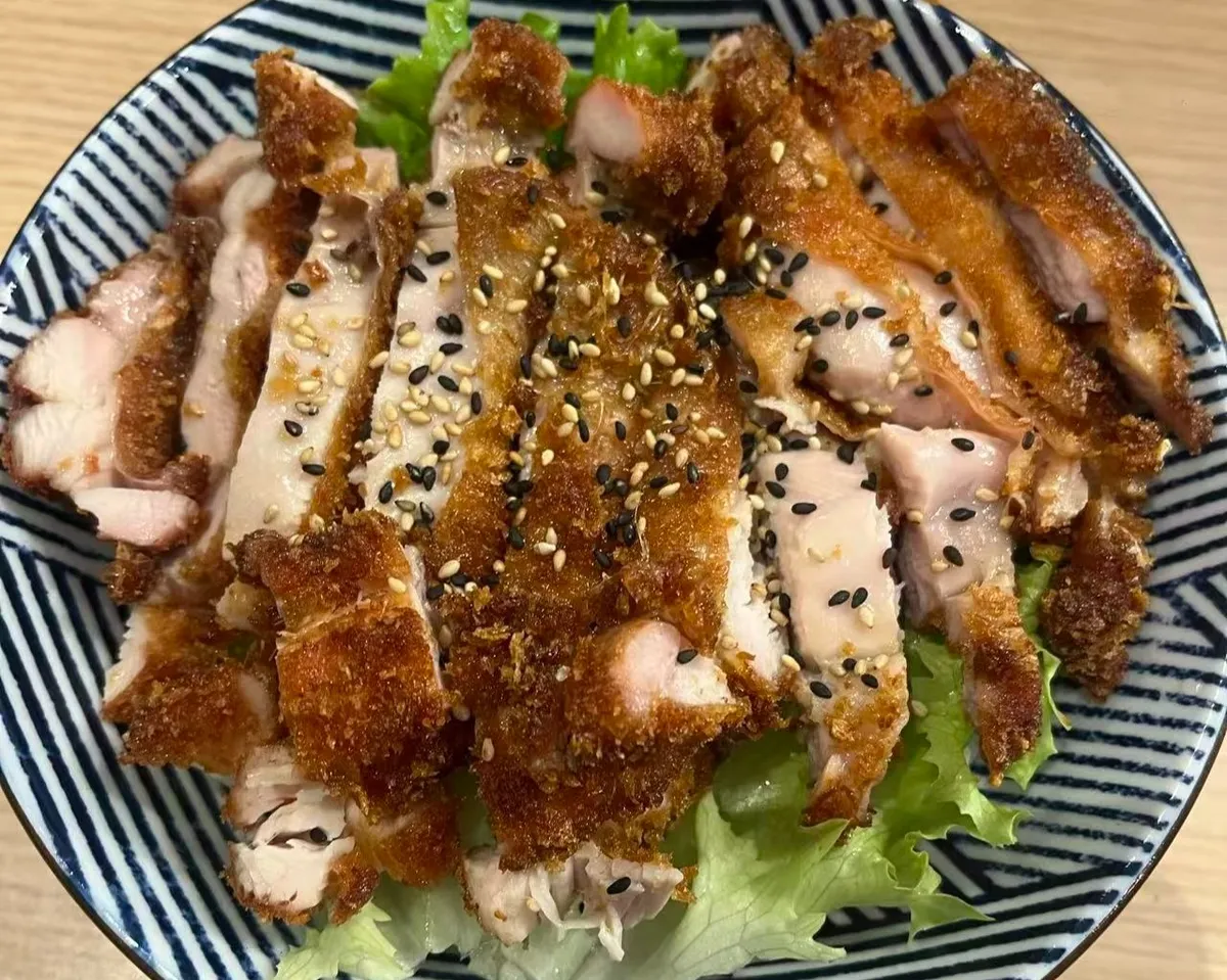 R4 Poulet croustillant sur un bol de riz