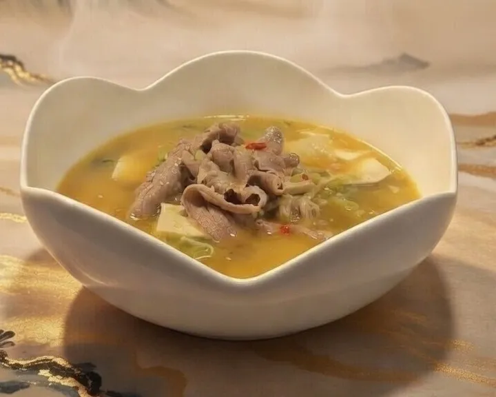 Poisson en soupe dorée au chou mariné