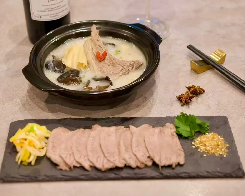 Duo d’agneau: bouillon raffiné et tranches d’agneau pochées 