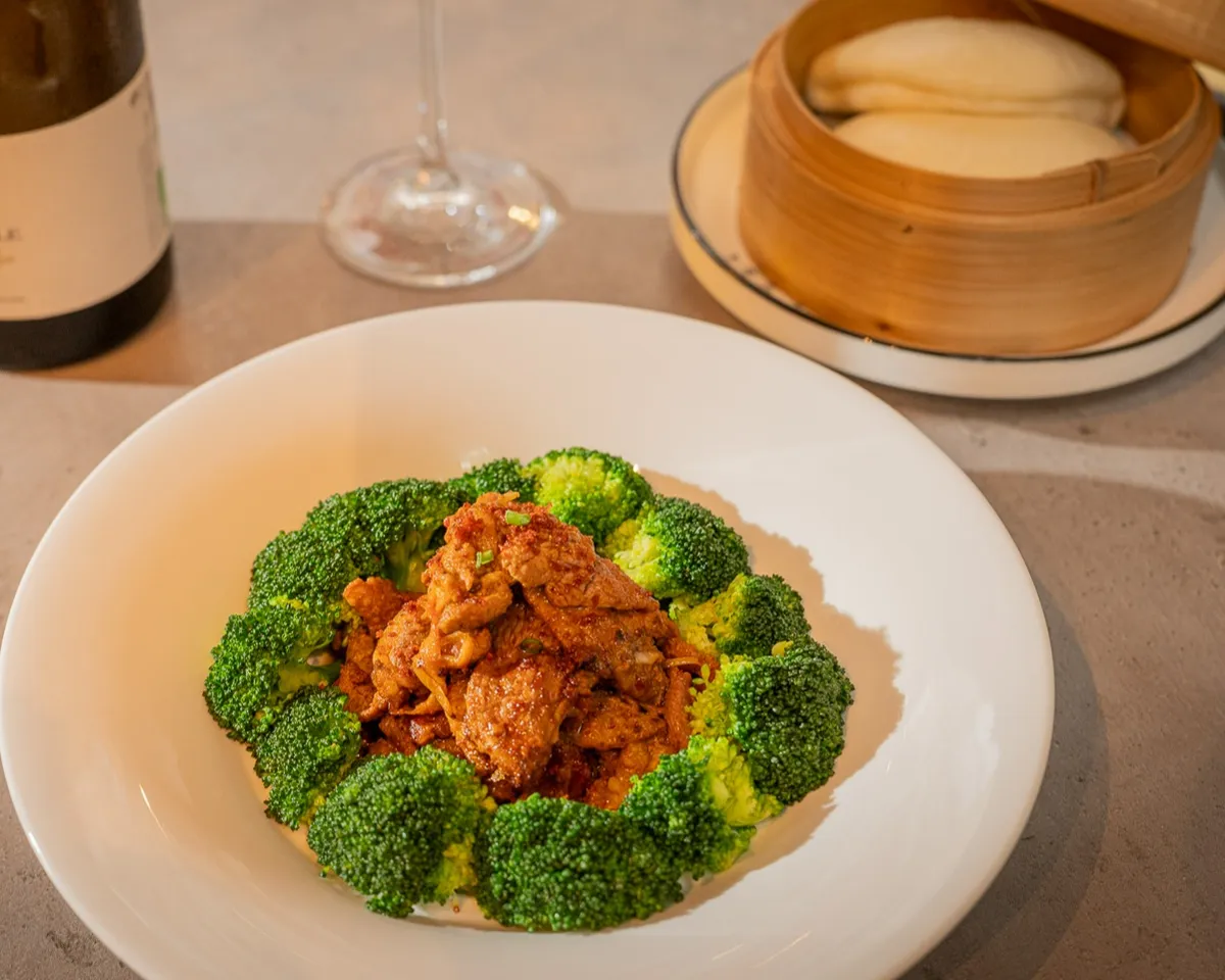 Margret de canard tranché à la sauce satay