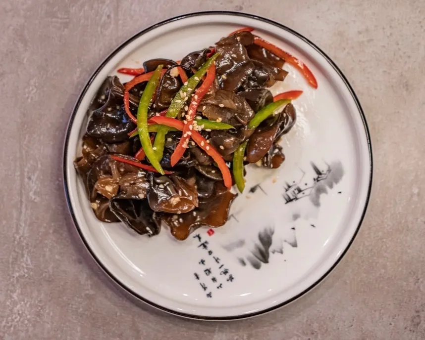 Salade de champignons noir