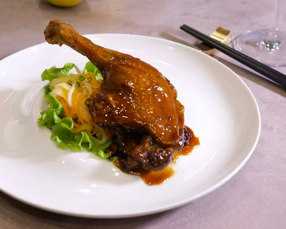 Cuisse de canard à la sauce aux pruneaux fumées