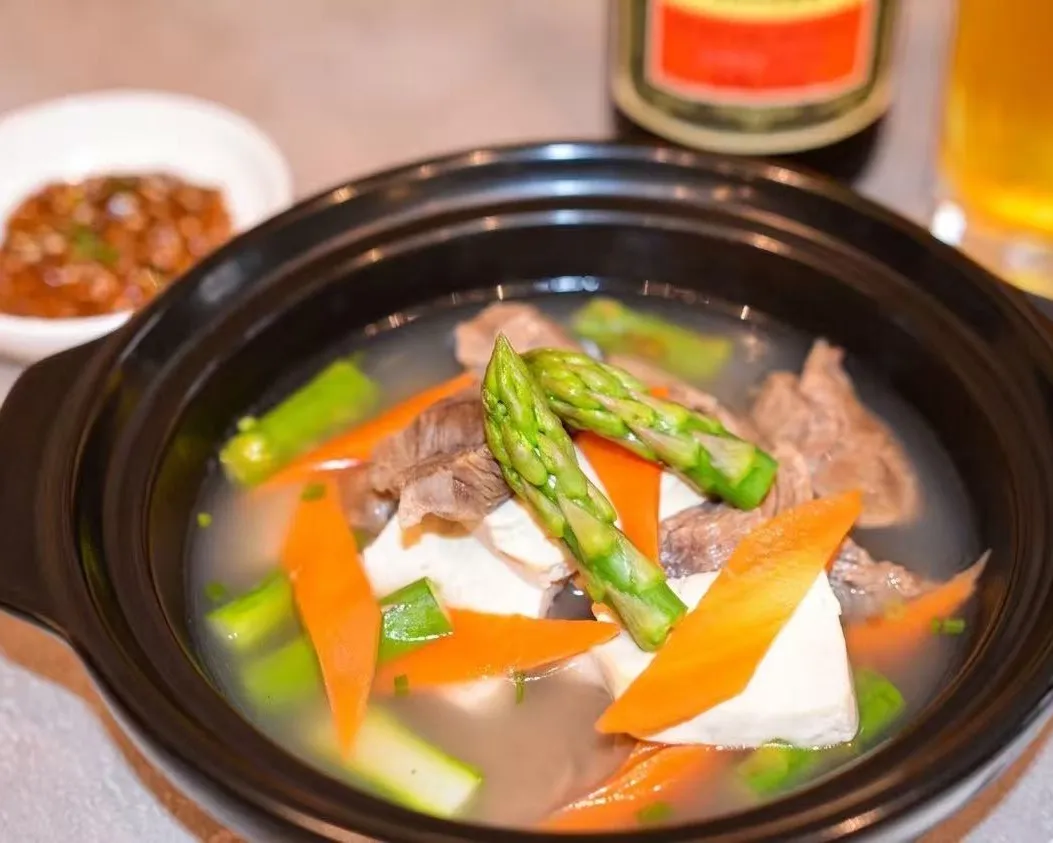 Boeuf mijoté, deux saveur:nature et sauce boeuf auc champignons