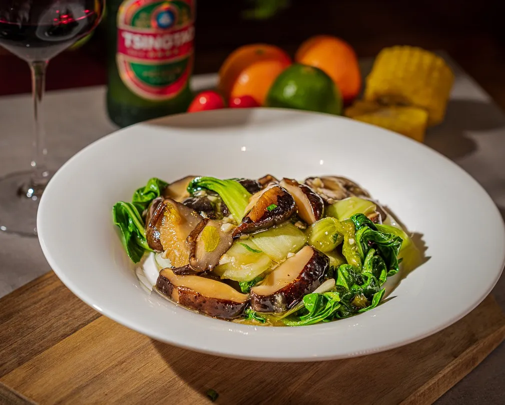 Chou pak choi sauté aux champignons parfumés