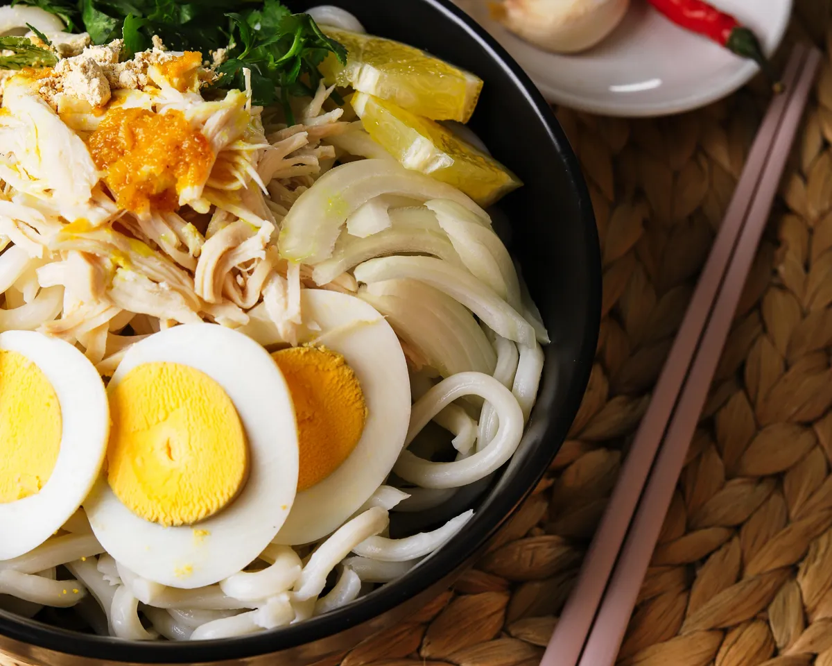 M2. Nan Gyi Tote Au Poulet ou Végétarien