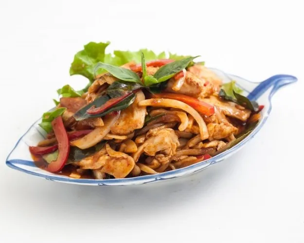 501. Poulet saute aux poivrons et oignons aux feuilles de basilic 金不换鸡