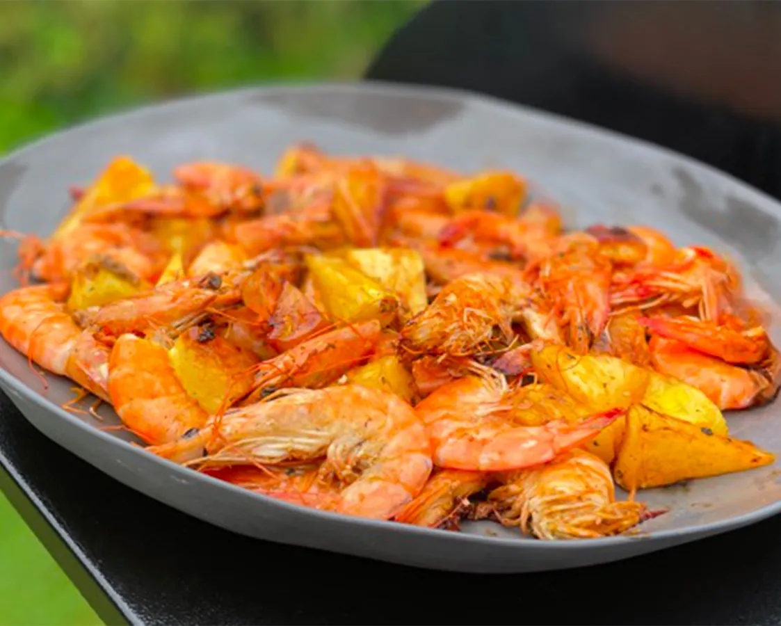 SP3. Gambas mijotées a la sauce ananas sur plaque chauffante 菠萝铁板大虾