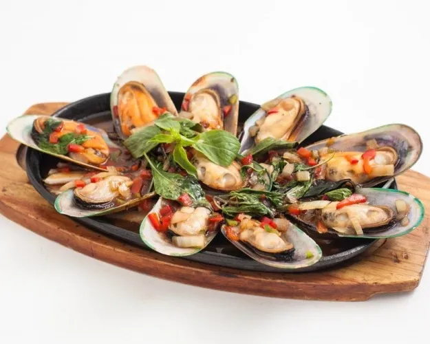 704. Moules sautees a la thailandaise aux feuilles de basilic 金不换海虹