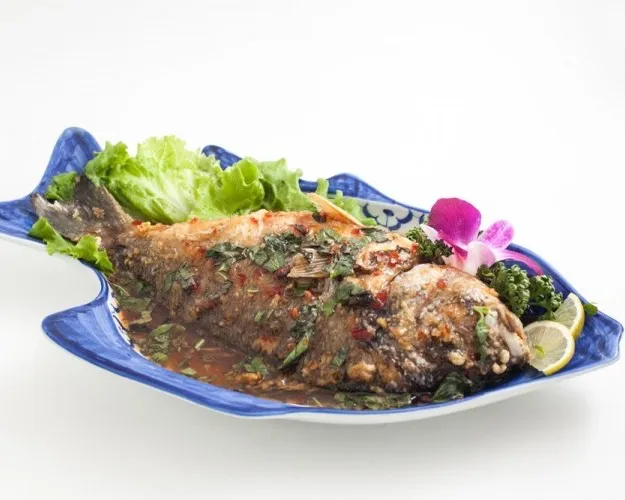 706. Dorade entière frit a la sauce basilic 金不换鲷鱼