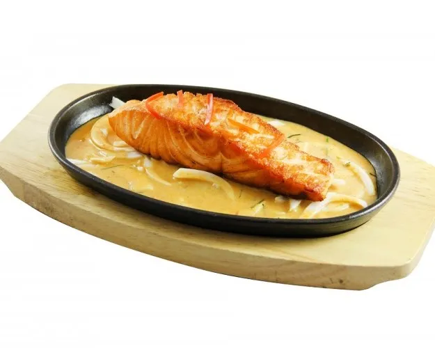 SP1. Paves de saumon grilles sur plaque chauffante 铁板三文鱼