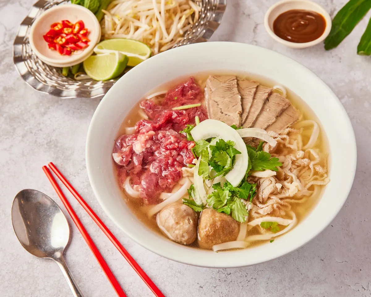 901B. Soupe de tonkinoise spéciale au boeuf 牛肉pho