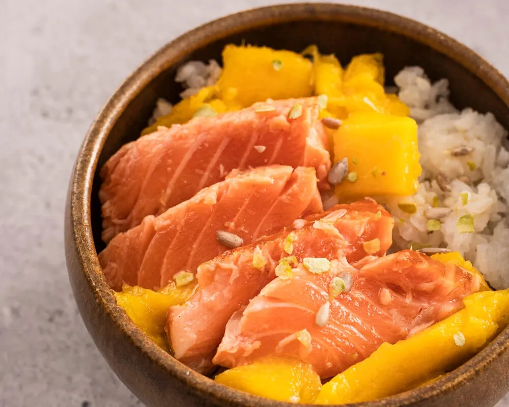 Poké bol mangue saumon