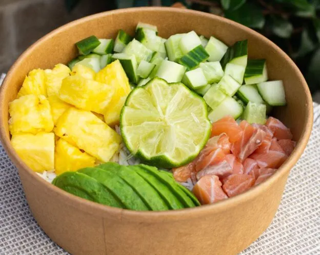 Poké bol ananas saumon avocat concombre 