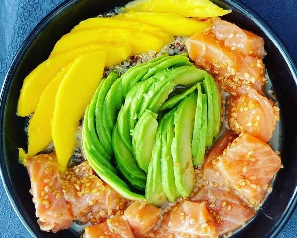 Poké bol saumon avocat mangue