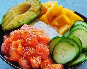 Poké bol saumon mangue concombre avocat