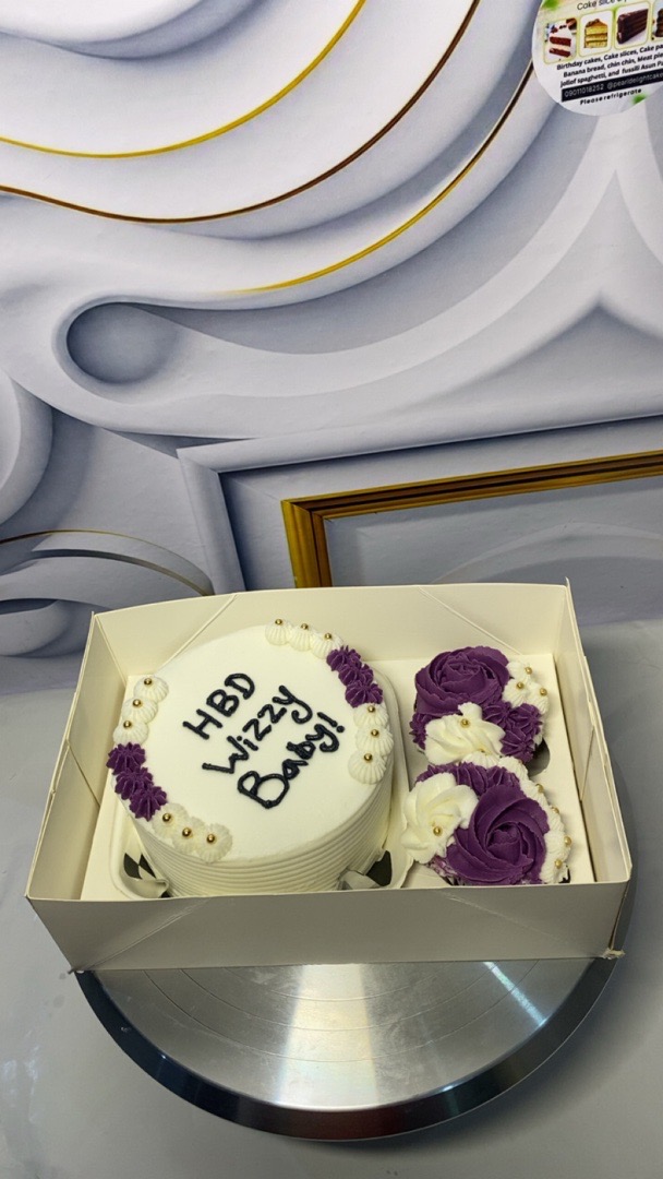 bento cake with 2 cupcake