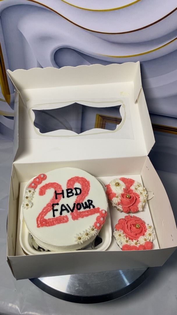 bento cake with 2 cupcake 2