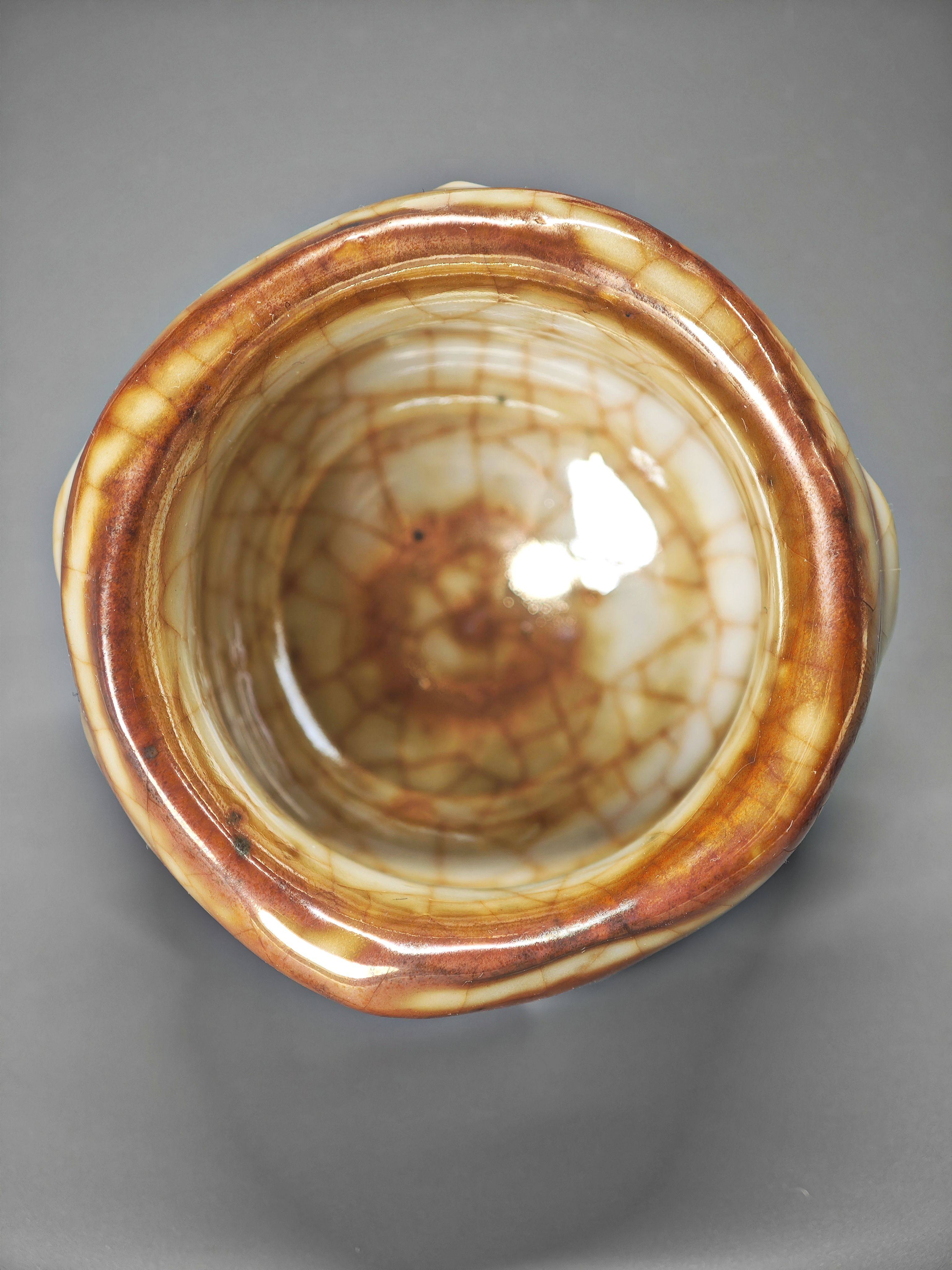 呉遠中先生親作作品、堆釉金銀彩志野主人杯。焼成時に自然に生まれた金の線が入っています。 4