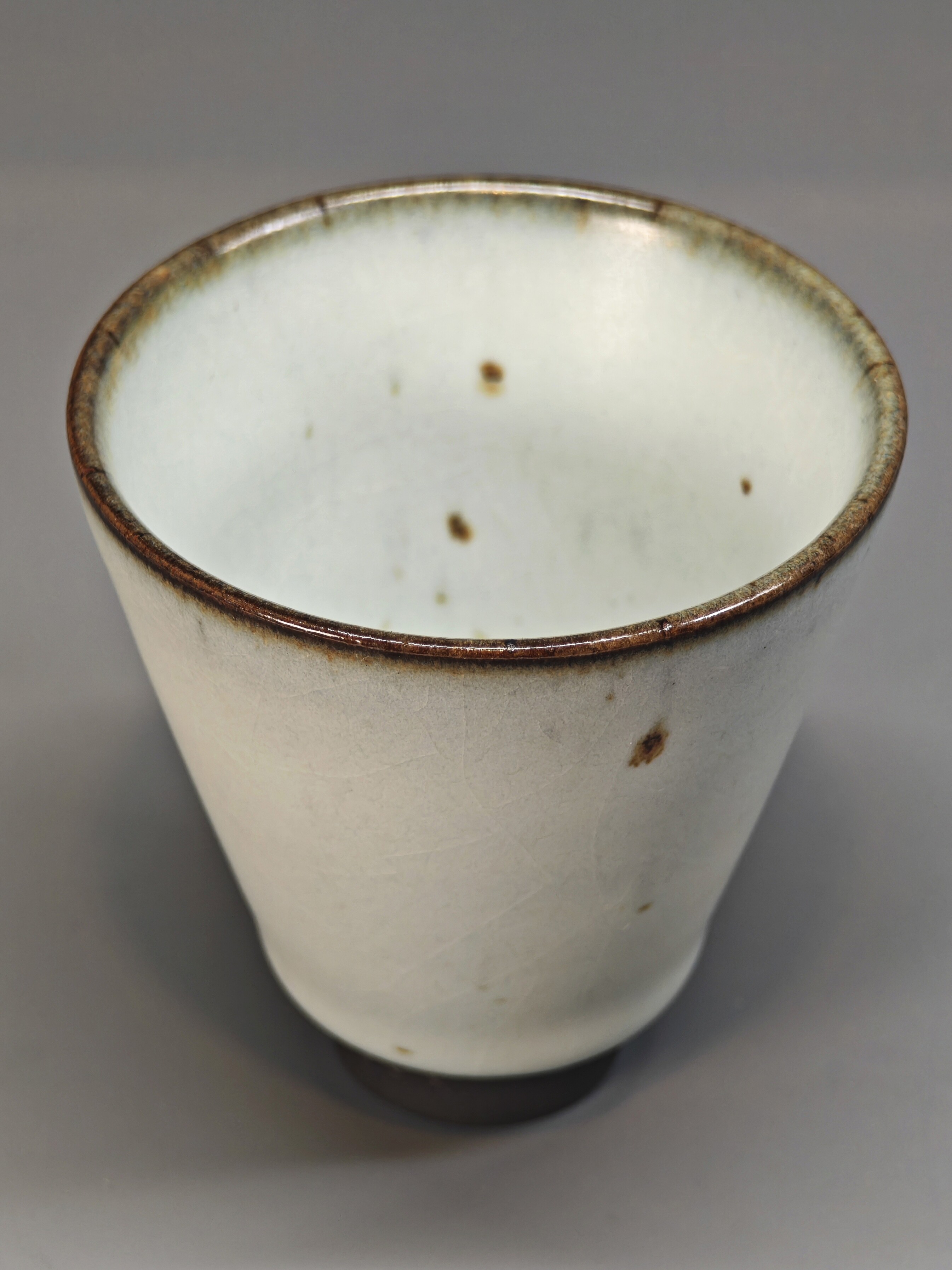 呉遠中先生親作作品、黒土鉄斑汝窯高斗笠。 3